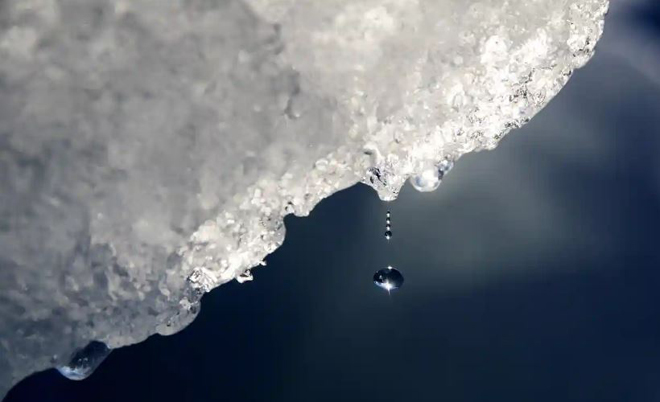 Băng tan chảy ở phía Tây Nam Greenland. Ảnh: AP