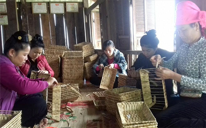 Xã Nghĩa Lợi mở lớp đào tạo nghề mây tre đan cho lao động nông thôn.