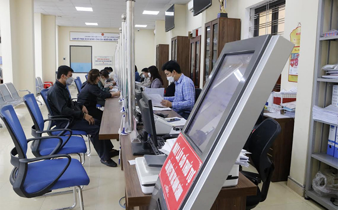 Bộ phận Phục vụ hành chính công huyện Văn Yên tiếp nhận, xử lý nhiều thủ tục bằng hình thức trực tuyến, giảm thiểu thời gian cho các tổ chức, cá nhân, doanh nghiệp.