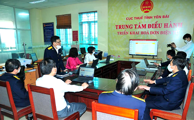 Lãnh đạo Cục Thuế Yên Bái giới thiệu Trung tâm Điều hành triển khai hóa đơn điện tử.