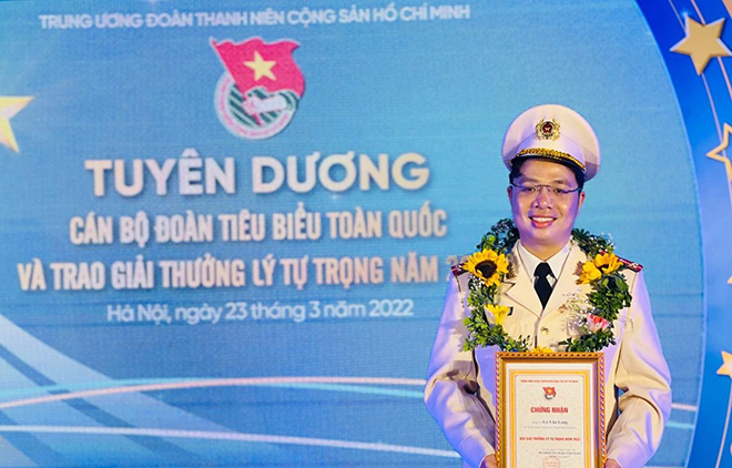 Phó Bí thư Đoàn Công an tỉnh Điện Biên Lò Văn Long nhận giải thưởng Lý Tự Trọng.