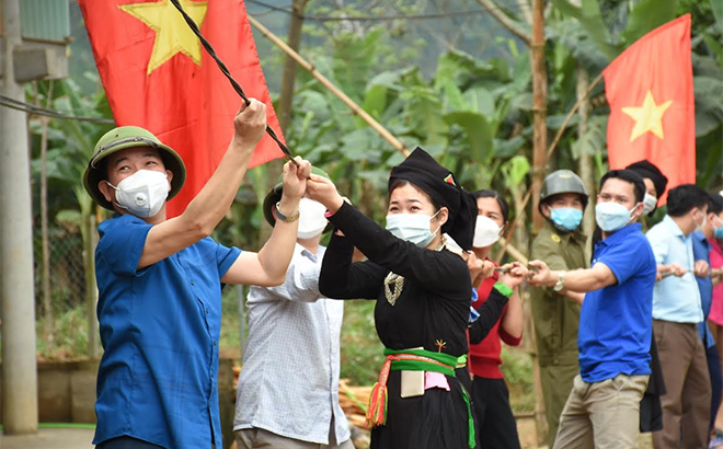 Cán bộ huyện Lục Yên tham gia “Ngày cùng dân” thực hiện công trình “Thắp sáng đường quê” tại xã Minh Chuẩn.