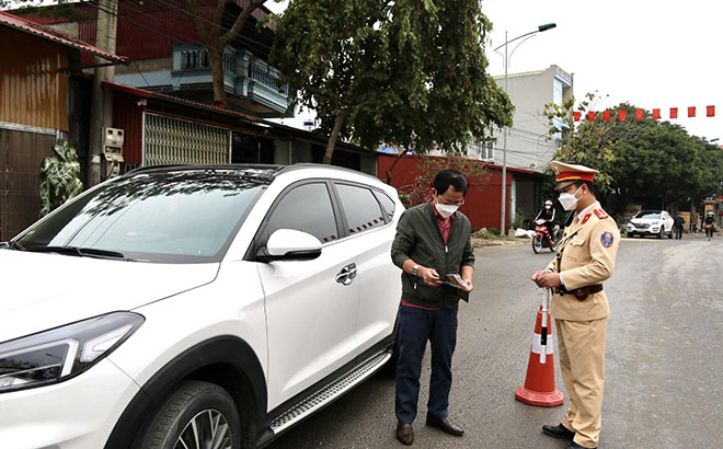 Cảnh sát giao thông, Công an huyện Văn Chấn tuần tra, xử lý vi phạm giao thông trên địa bàn.