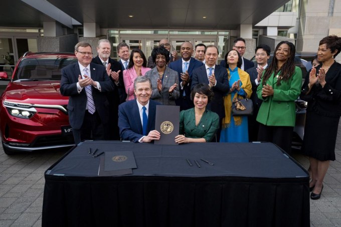 Thống đốc North Carolina, ông Roy Cooper (trái) và Phó Chủ tịch Tập đoàn Vingroup kiêm Tổng giám đốc VinFast toàn cầu Lê Thị Thu Thủy ký kết hợp tác ngày 29/3.