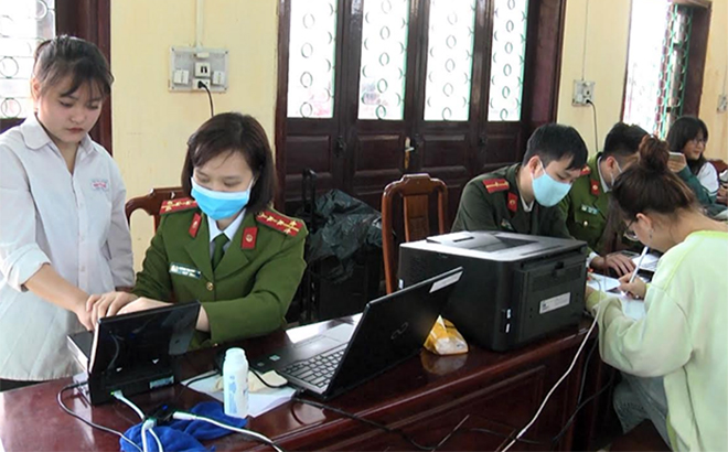 Công an tỉnh Yên Bái làm thủ tục cấp căn cước công dân gắn chíp điện tử cho người dân.