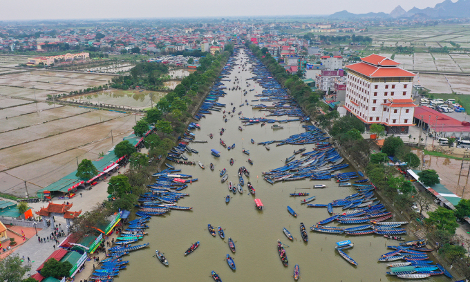 Ghe thuyền chở du khách vào chùa Hương (Mỹ Đức, Hà Nội).