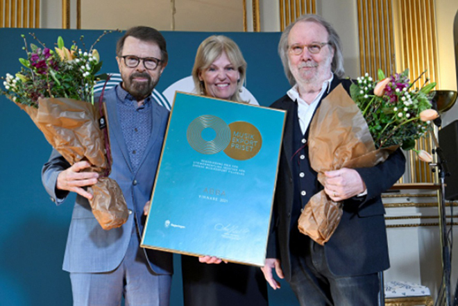 Bjorn Ulvaeus (trái) và Benny Andersson đại diện nhóm ABBA nhận giải thưởng xuất khẩu âm nhạc từ Anna Hallberg - Bộ trưởng Ngoại thương và Bộ trưởng các vấn đề Bắc Âu của Thụy Điển
