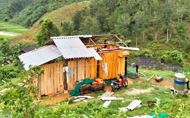 Một ngôi nhà bị tốc mái sau trận dông, lốc ngày 1/8/2021 cũng trên địa bàn huyện Văn Chấn. (Ảnh minh họa)