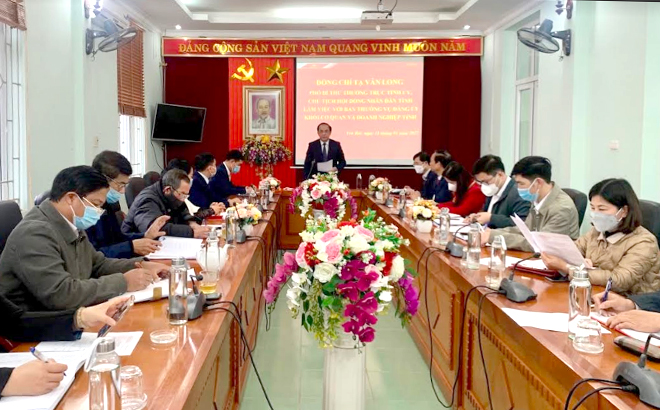 Đồng chí Tạ Văn Long - Phó Bí thư Thường trực Tỉnh ủy, Chủ tịch HĐND tỉnh phát biểu tại buổi làm việc với Ban Thường vụ Đảng ủy khối Cơ quan và Doanh nghiệp tỉnh.