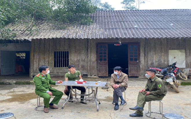 Công an xã Kiên Thành tuyên truyền bổ trợ pháp luật cho hộ gia đình trong tổ nhân dân tự quản về an ninh trật tự.