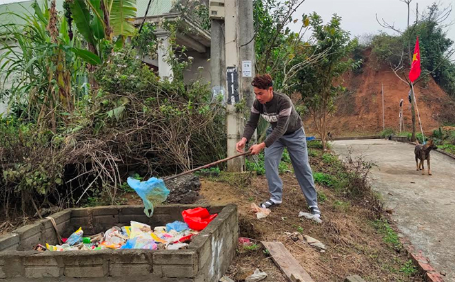 Ông Trần Văn Thượng, thôn Ngòi Nhầy thu gom, xử lý rác thải gia đình.