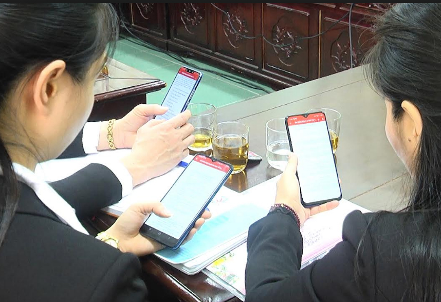 Đảng viên Chi bộ Sở Thông tin và Truyền thông sử dụng “Sổ tay đảng viên điện tử tỉnh Yên Bái” trong sinh hoạt chi bộ. (Ảnh: Quyết Thắng)