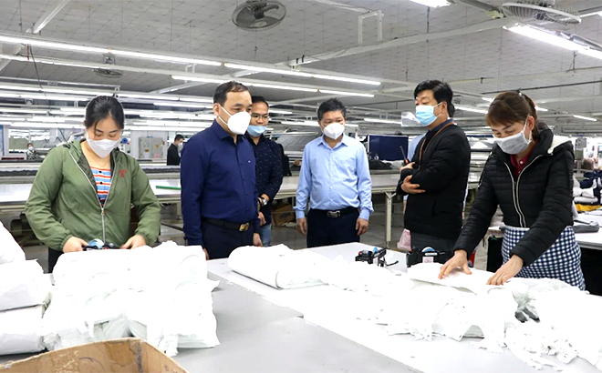 Đồng chí Trần Nhật Tân (thứ 2, trái sang) -Bí thư Huyện ủy Trấn Yên, Chủ tịch HĐND huyện thăm và kiểm tra tình hình sản xuất của Công ty TNHH quốc tế Vina KNF.