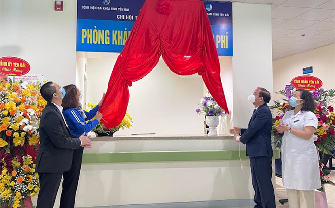 Standing Deputy Secretary of the provincial Party Committee Ta Van Long - Chairman of the People's Council of Yen Bai province (second from right) and other delegates cut the ribbons to inaugurate the free health clinic.