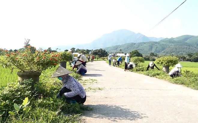 Hội viên Hội LHPN xã Sơn A, thị xã Nghĩa Lộ chăm sóc tuyến đường hoa.