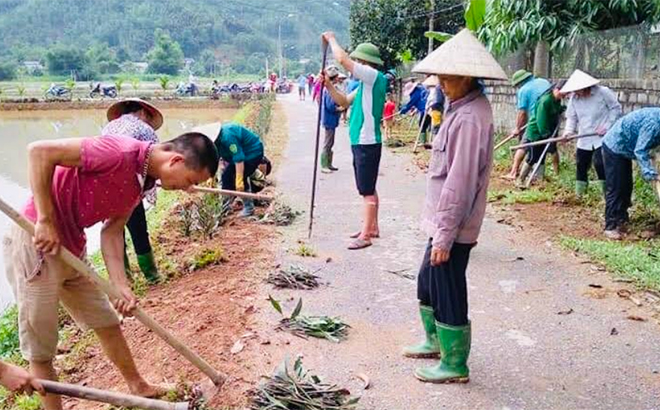 Người dân xã Việt Hồng vệ sinh đường làng, ngõ xóm kết hợp với trồng hoa tạo cảnh quan sáng, xanh, sạch, đẹp.