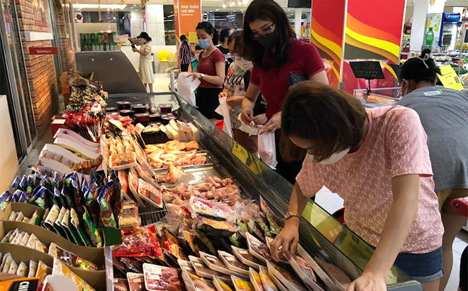 Các siêu thị, cửa hàng bảo đảm đủ lượng hàng hóa phục vụ người tiêu dùng.