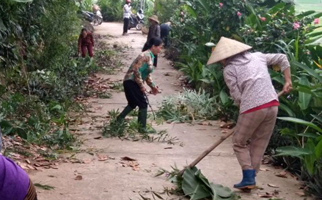 Người dân xã Nga Quán vệ sinh đường giao thông nông thôn.