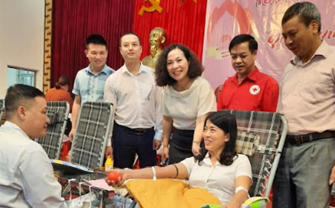Cán bộ huyện Yên Bình tham gia hiến máu tình nguyện.