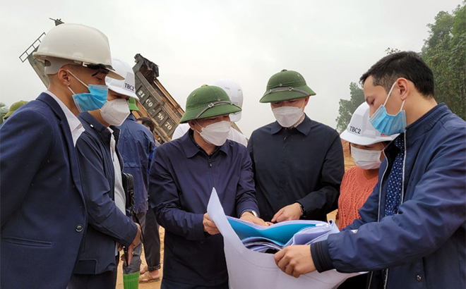 Các đồng chí lãnh đạo huyện Yên Bình kiểm tra Dự án Phát triển quỹ đất khu dân cư tại xã Bạch Hà.