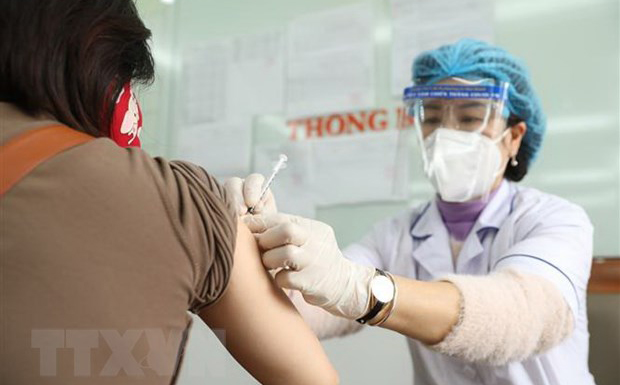 Tiêm vaccine ngừa COVID-19.