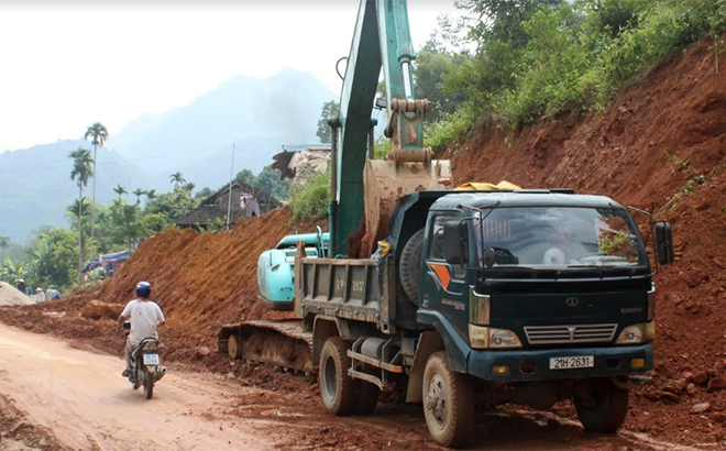 Một tuyến đường ở huyện Trạm Tấu đang được mở mới.