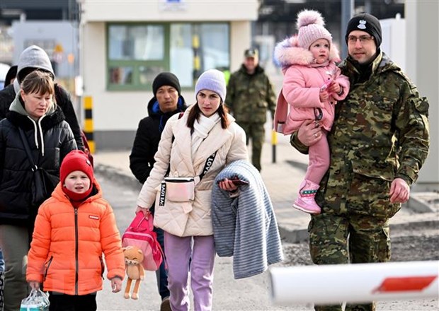 Người tị nạn Ukraine tại khu vực biên giới ở Medyka, Đông Nam Ba Lan ngày 1/3. (Ảnh: PAP/TTXVN)