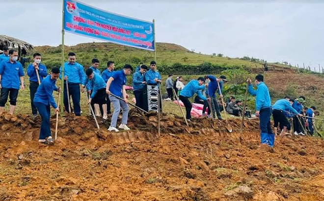 ĐVTN huyện Văn Yên tham gia tình nguyện khai hoang ruộng bậc thang tại thôn Khe Táu, xã Phong Dụ Thượng.
