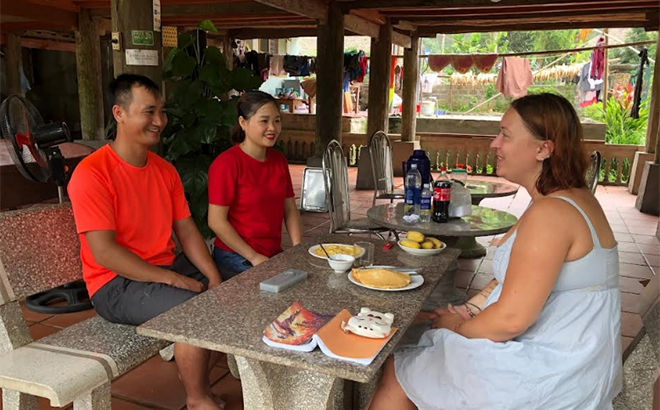 Khách du lịch nước ngoài trải nghiệm tại Homestay của đoàn viên Lý Thị Sam Sung, xã Vũ Linh, huyện Yên Bình.