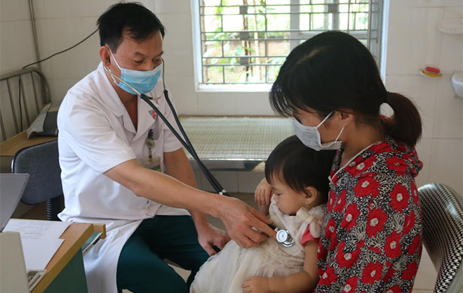 Cán bộ Trạm Y tế xã Yên Phú thăm khám cho bệnh nhi.