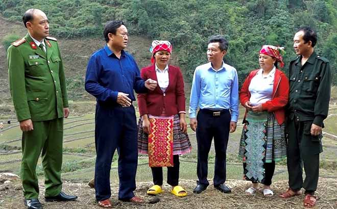 Các đồng chí lãnh đạo huyện Trạm Tấu trao đổi với nông dân về sản xuất vụ xuân 2023.