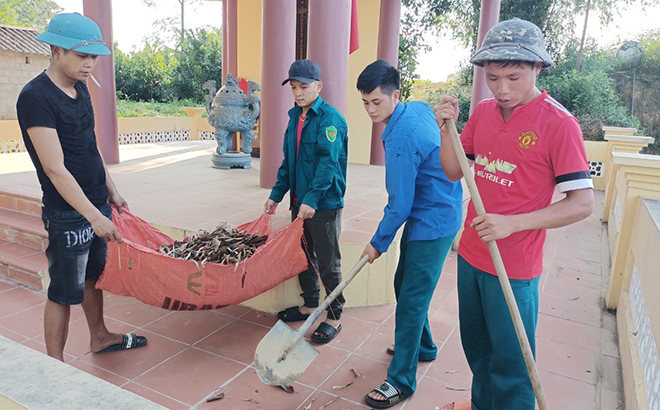 Đoàn viên thanh niên xã Quy Mông tham gia vệ sinh tại khu vực Đài tưởng niệm của xã.