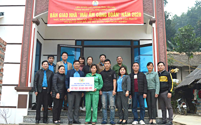 Liên đoàn lao động tỉnh trao hỗ trợ làm nhà “Mái ấm công đoàn” cho chị Trương Thị Toàn - đoàn viên Công đoàn cơ sở Công ty cổ phần Môi trường và Năng lượng Nam Thành.