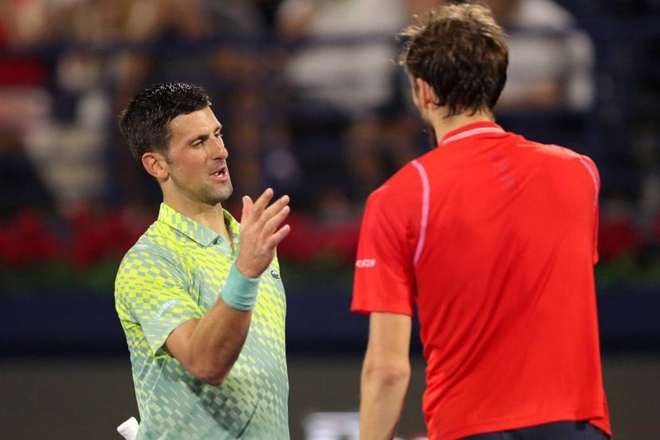 Djokovic (trái) tiến đến chúc mừng Medvedev ở bán kết Dubai Championships hôm 3/3.