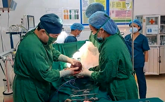Với sự khẩn trương, nhanh chóng, kịp thời và chính xác của các bác sĩ Trung tâm Y tế huyện Lục Yên, sau gần 20 phút, bé gái nặng 2.900 gam chào đời.
