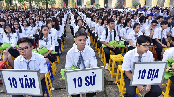 Lớp học trong trường chuyên được tổ chức theo môn học bao gồm: Ngữ văn, Lịch sử, Địa lí, Ngoại ngữ, Toán, Tin học, Vật lí, Hóa học, Sinh học