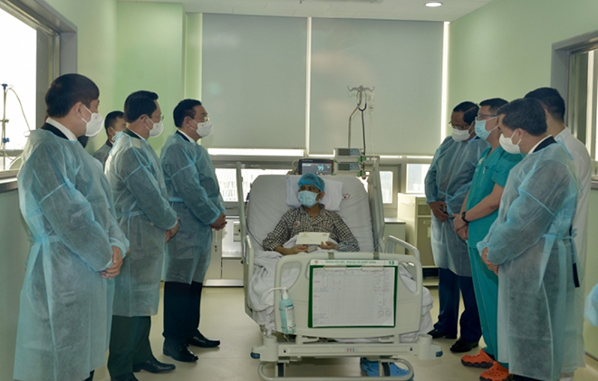 Chủ tịch Quốc hội Vương Đình Huệ cùng lãnh đạo Đảng, Nhà nước thăm bệnh nhân ghép tạng tại BVTWQĐ 108.