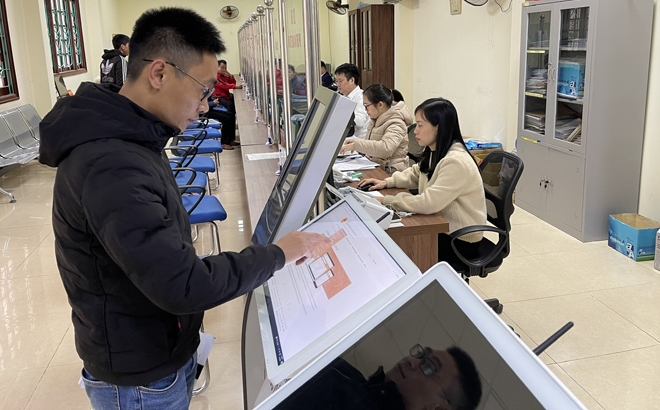 Người dân đến giao dịch tại Bộ phận phục vụ hành chính công huyện Văn Chấn.