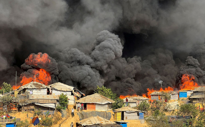 Lửa cháy dữ dội trong trại tị nạn Rohingya ở Cox's Bazar, Bangladesh.