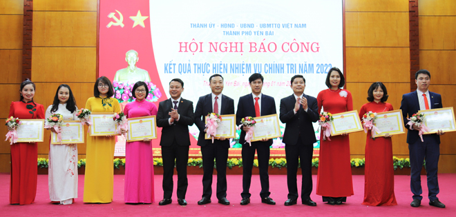 Đảng bộ thành phố Yên Bái khen thưởng các tập thể, cá nhân hoàn thành xuất sắc nhiệm vụ chính trị năm 2022.