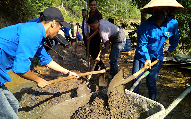 Đoàn viên thanh niên huyện Văn Chấn tham gia đổ bê tông tuyến đường tự quản thôn Đồng Thập - Liên Thành xã Minh An.