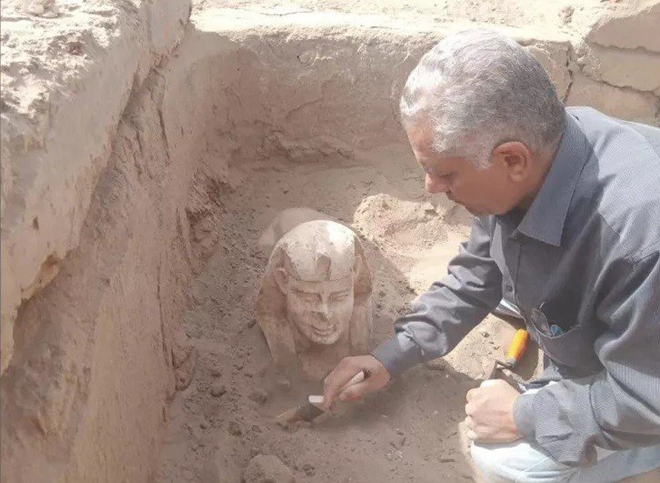 Các nhà khảo cổ học ở miền Nam Ai Cập đã khai quật được một tượng nhân sư với nụ cười nhẹ trên môi. (Ảnh: Bộ Du lịch và Cổ vật Ai Cập).