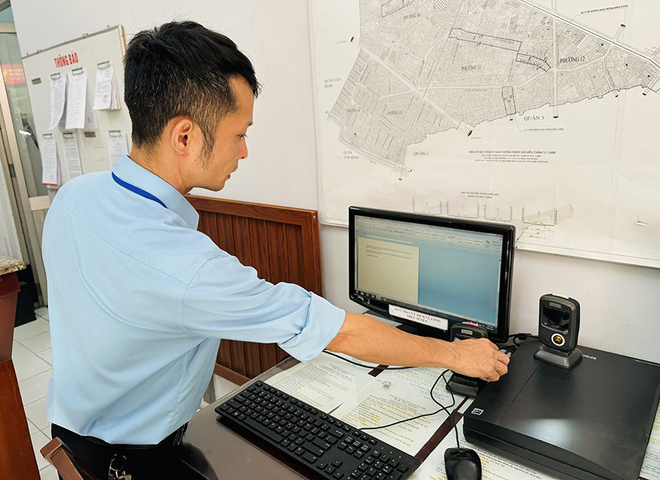 Cán bộ phường 11, quận Phú Nhuận, TP.HCM thực hiện quét mã vạch trên CCCD cho người dân. Ảnh: HUỲNH THƠ