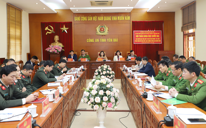 Đồng chí Vũ Thị Hiền Hạnh - Phó Chủ tịch UBND tỉnh cùng các đại biểu tham dự Hội thảo tại điểm cầu Công an tỉnh Yên Bái.