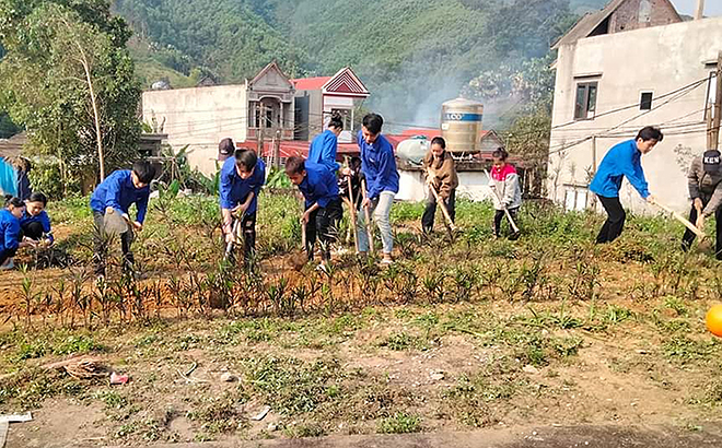 Tuổi trẻ xã Ngọc Chấn, huyện Yên Bình trồng hoa tạo môi trường xanh, sạch, đẹp trên tuyến đường liên thôn.