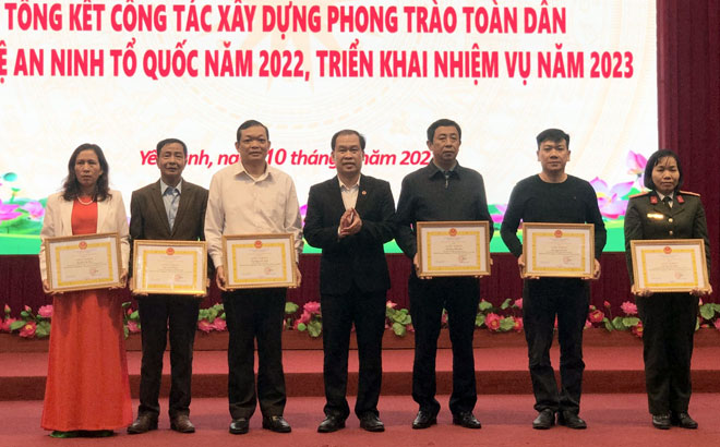 Đồng chí Nguyễn Xuân Trường - Chủ tịch UBND huyện Yên Bình trao giấy khen cho các tập thể có thành tích suất sắc trong Phong trào Toàn dân BVANTQ năm 2022.
