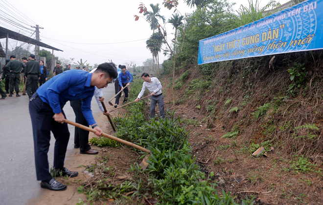 Đông đảo đoàn viên thanh niên ra quân vệ sinh môi trường ở thôn Đắng Con, xã Âu Lâu.