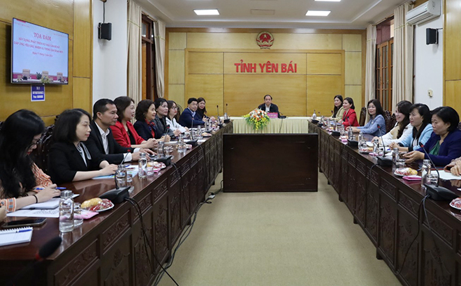 Phó Bí thư Thường trực Tỉnh ủy Tạ Văn Long và các đại biểu dự tọa đàm tại điểm cầu tỉnh Yên Bái.