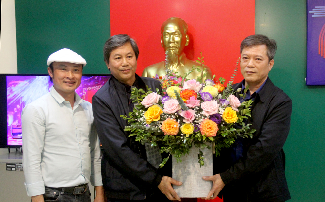 Lãnh đạo Hội Liên hiệp VHNT tỉnh Yên Bái tặng hoa chúc mừng Chi hội Nhiếp ảnh Yên Bái. 