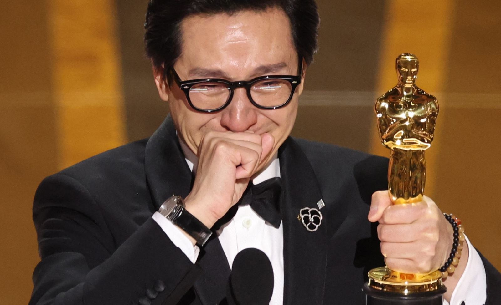 Nam diễn viên Quan Kế Huy khóc khi nhận tượng vàng Oscar. Ảnh: Reuters